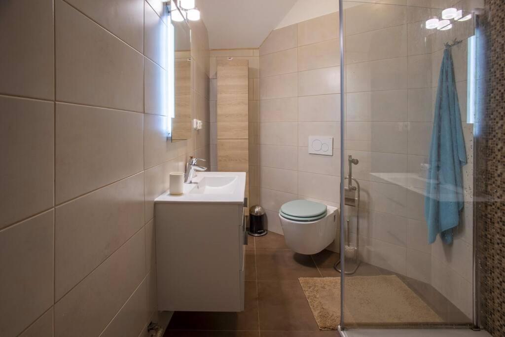 7 Bedroom Secluded Villa Close To Prague Říčany 外观 照片