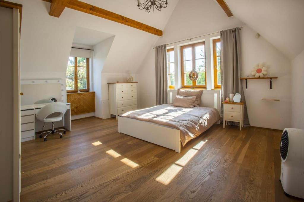 7 Bedroom Secluded Villa Close To Prague Říčany 外观 照片